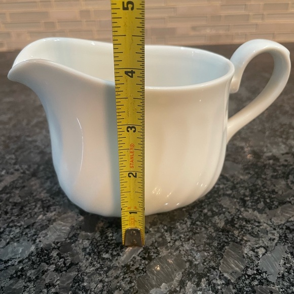 Corning White Swirl Gravy Boat
81-TY, A4 - Picture 5 of 5